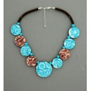 collier perles plates réversible transparent turquoise / fond marron foncé fleur turquoise