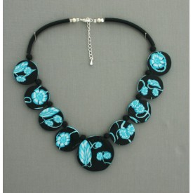 collier perles plates réversible fond noir fleur turquoise / visage fleur turquoise