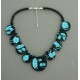 collier perles plates réversible fond noir fleur turquoise / visage fleur turquoise
