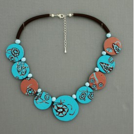 collier perles plates réversible fond turquoise fleur turquoise & marron / transparent marron