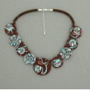 collier perles plates  fond marron foncé & pm turquoise