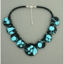 collier perles plates  fond noir fleur turquoise