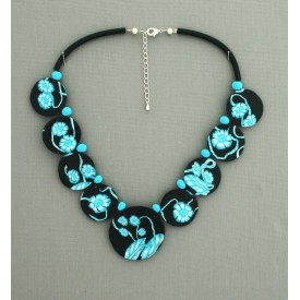collier perles plates  fond noir fleur turquoise