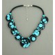 collier perles plates  fond noir fleur turquoise
