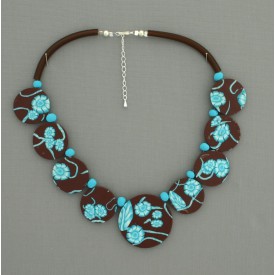 collier perles plates  fond marron fleur turquoise