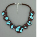 collier perles plates  fond marron fleur turquoise
