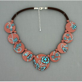 collier perles plates  fond marron moyen fleur turquoise & marron