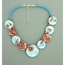 collier perles plates  fond turquoise clair fleur marron