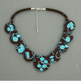 collier perles plates réversible fond marron foncé fleur turquoise / fond turquoise fleur marron