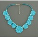 collier perles plates réversible fond turquoise clair fleur marron /  transparent turquoise