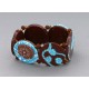 bracelet perles plates  fond marron fleur turquoise