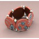 bracelet perles plates  fond marron moyen fleur turquoise & marron