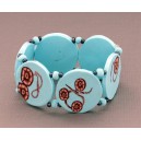 bracelet perles plates  fond turquoise clair fleur marron