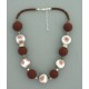 collier perles boules fond transparent fleur marron