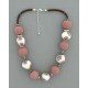 collier perles boules fond transparent fleur marron