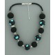 collier perles boules  fond noir fleur turquoise