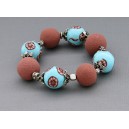 bracelet perles boules  fond turquoise clair fleur marron