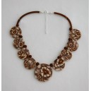 Collier perles plates Brune jeu de transparence, fleurs brune