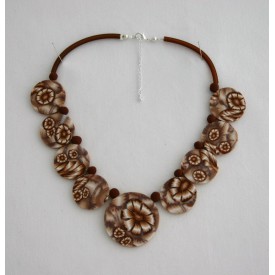 Collier perles plates Brune jeu de transparence, fleurs brune Collier perles plates Brune jeu de transparence, fleurs brune
