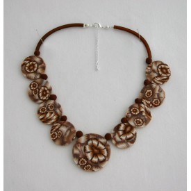 Collier perles plates Brune jeu de transparence, fleurs brune