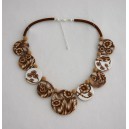 Collier perles plates Brune jeu de transparence, fleurs brune