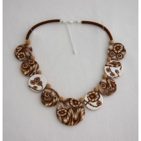Collier perles plates Brune jeu de transparence, fleurs brune Collier perles plates Brune jeu de transparence, fleurs brune