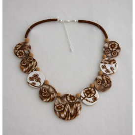 Collier perles plates Brune jeu de transparence, fleurs brune