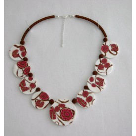 Collier perles plates Brune fond blanc fleur rose