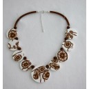 Collier perles plates Brune fond blanc fleur brune