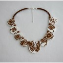 Collier perles plates Brune fond blanc fleur brune