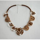 Collier perles plates Brune fond blanc fleur brune