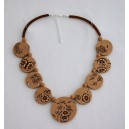 Collier perles plates Brune fond beige fleur brune