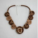 Collier perles plates Brune fond brun fleur brune