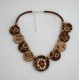 Collier perles plates Brune fond brun fleur brune