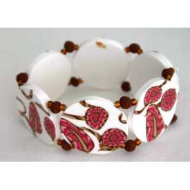 Bracelet perles plates Brune fond blanc fleur rose