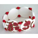 Bracelet perles plates Brune fond blanc fleur rose
