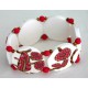 Bracelet perles plates Brune fond blanc fleur rose