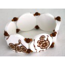 Bracelet perles plates Brune fond blanc fleur brune