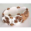 Bracelet perles plates Brune fond blanc fleur brune