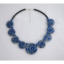 Collier perles plates Maïlys fond gris fleur bleue