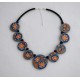 Collier perles plates Maïlys fond gris fleur orange