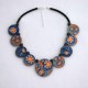 Collier perles plates Maïlys fond gris fleur orange