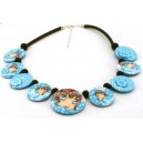 Collier perles plates Bleuenn visage