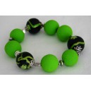 bracelet perles boules Anaïs fond noir perles intercalaires vertes