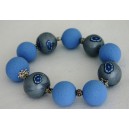 bracelet perles boules Maïlys fond gris fleur bleue
