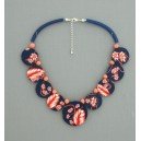 Collier perles plates Coraline fond bleu fleur corail 