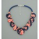 Collier perles plates Coraline fond bleu fleur corail 