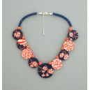 Collier perles plates Coraline fond bleu fleur corail 