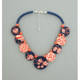 Collier perles plates Coraline fond bleu fleur corail 