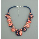 Collier perles plates Coraline fond bleu fleur corail 